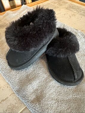 Cozy Black Faux-Fur Women's Slip-On Slippers